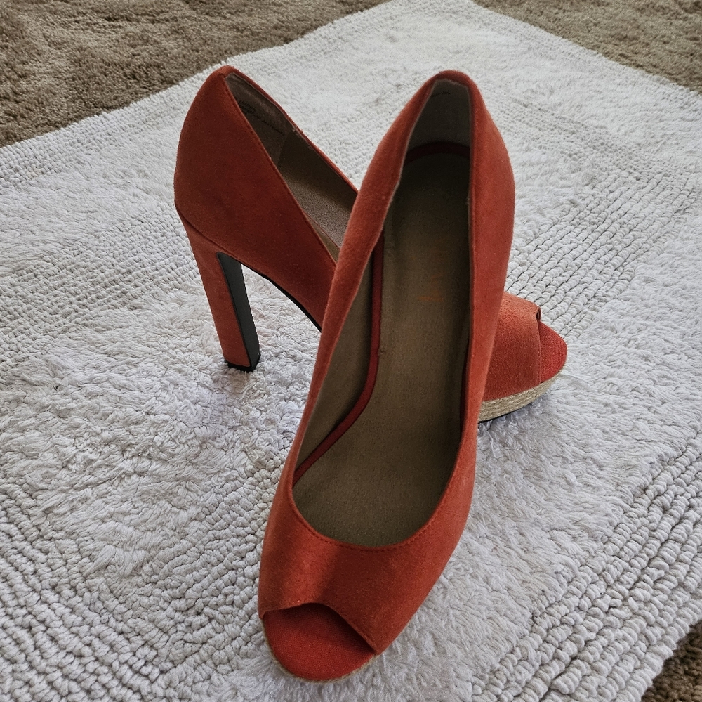 Suede platform pumps